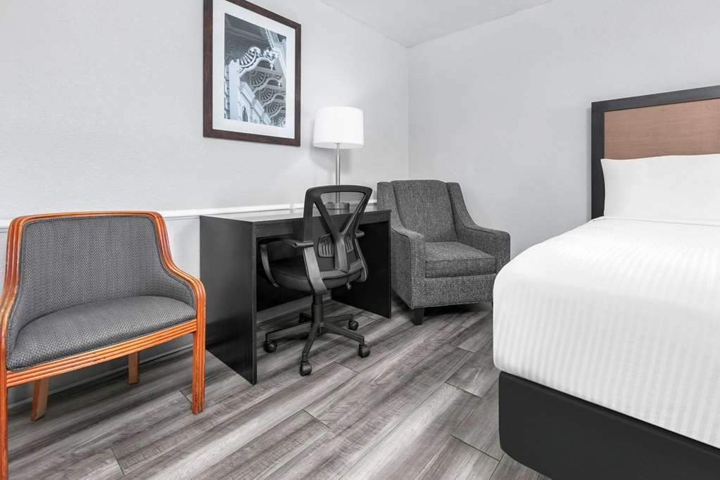 Baymont by Wyndham Austin University Area - photo 16