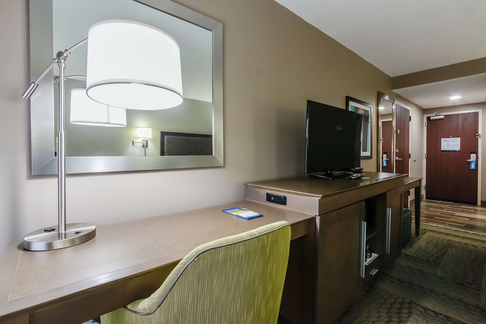 Hampton Inn Dickson - photo 26