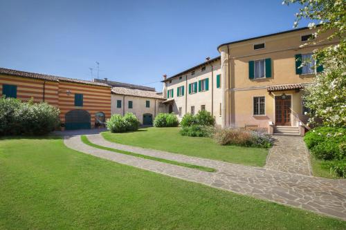 Villa Oleandra with Pool up to 12 People — 4-Star Luxury Hotel in Volta Mantovana, Italy