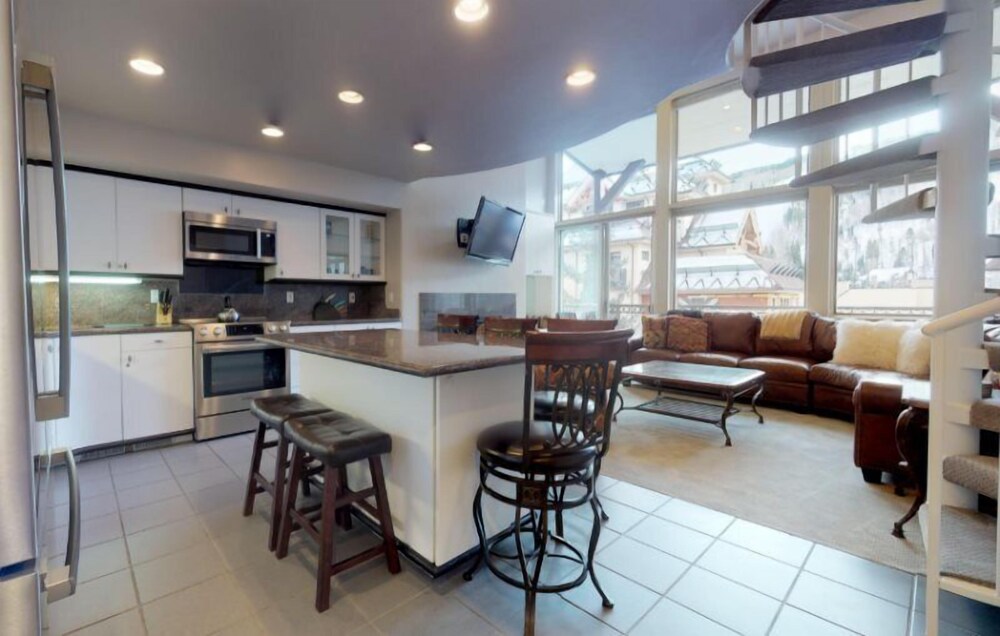 1 Bedroom Boutique Resort Condo With Hot Tub Access and Within Walking Distance to the Eagle Bahn Gondola - photo 4