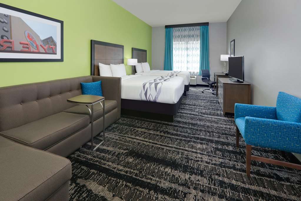 La Quinta Inn & Suites by Wyndham Tyler South - photo 12