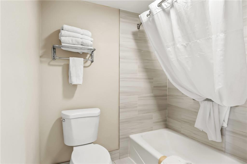 Days Inn by Wyndham Fontana Rialto - photo 23