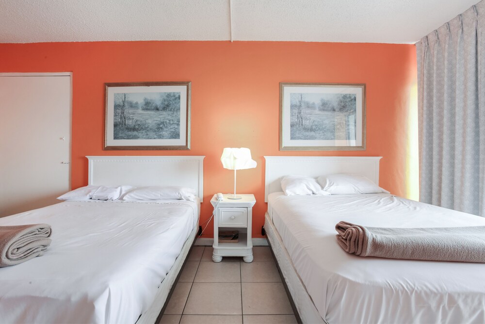 Camelot Waterfront Inn - photo 8