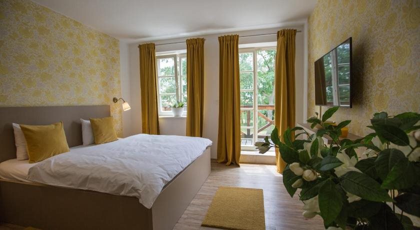 Royal Apartmány — 4-Star Luxury Hotel in Dobris, Czech Republic