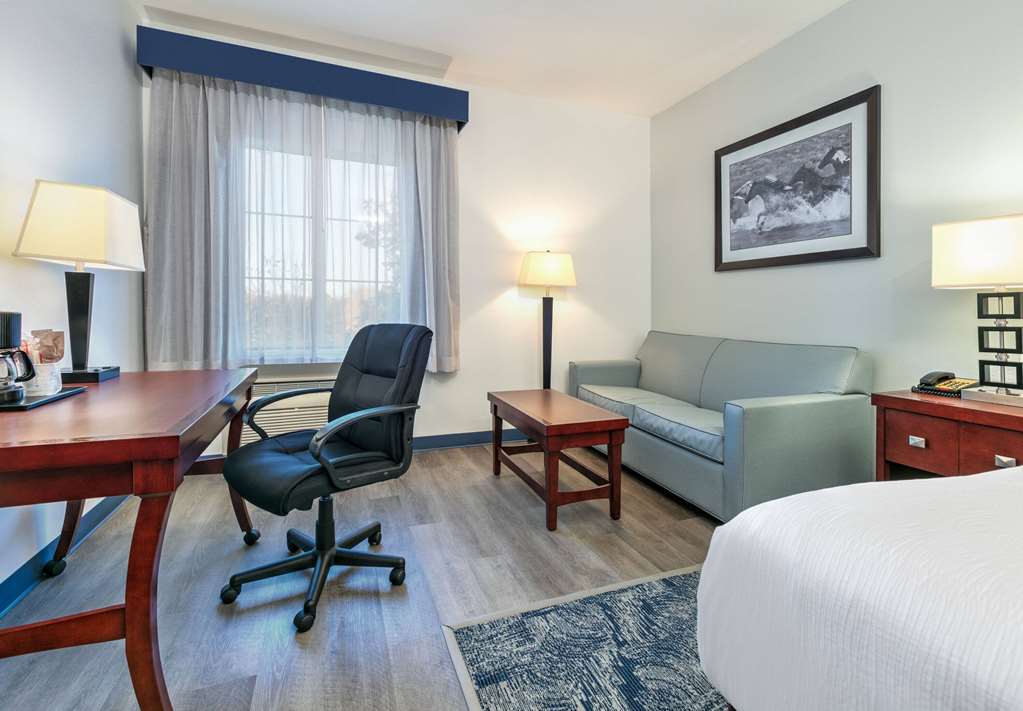 La Quinta Inn & Suites by Wyndham Fort Worth NE Mall - photo 17