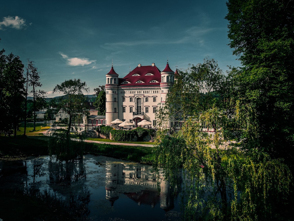 Palac Wojanow — hotel in Myslakowice
