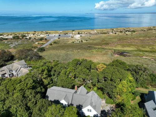 Walk to beach Secluded and private home and backyard — 4-Star Luxury Hotel in Brewster, United States