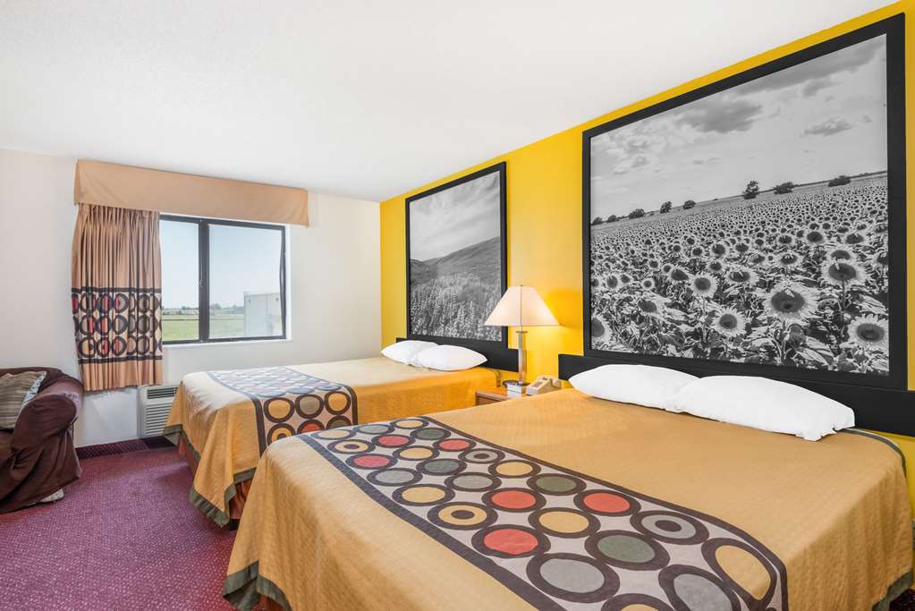 Super 8 by Wyndham Pratt - photo 13