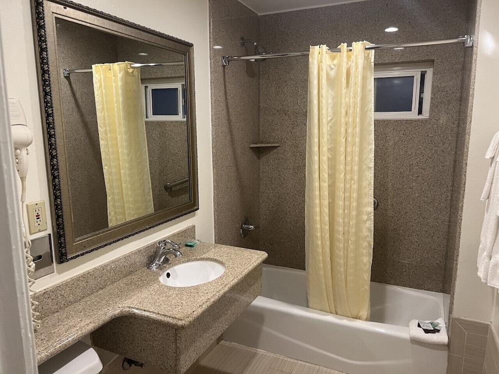Redondo Inn and Suites - photo 11