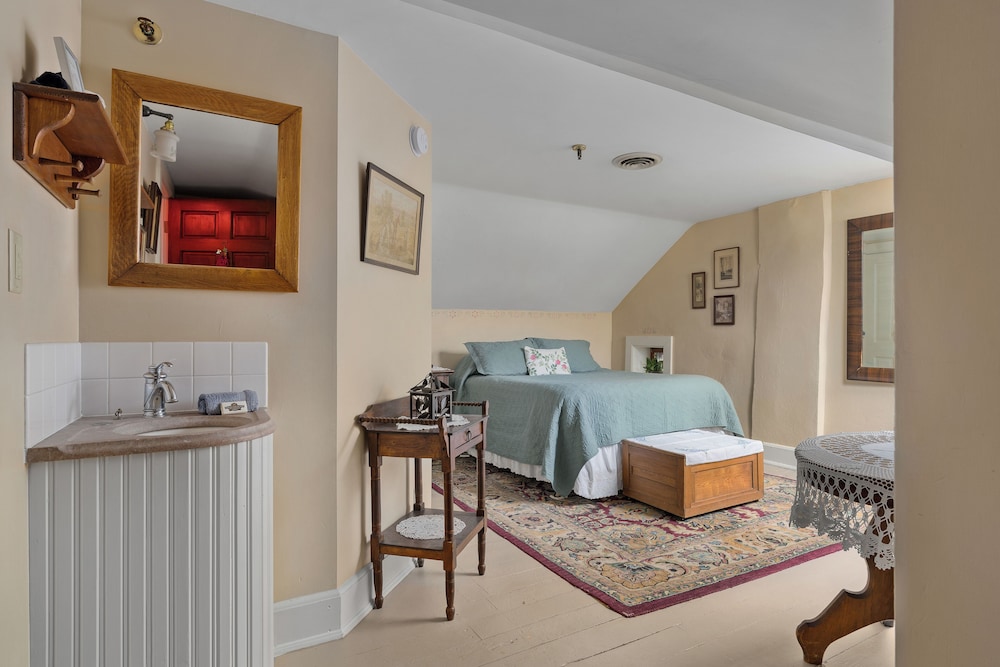 The Stagecoach Inn Bed & Breakfast and Five20 Social Stop - photo 24