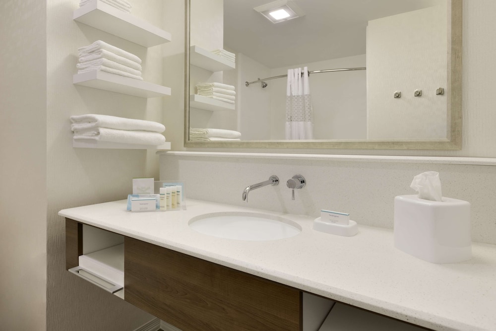 Hampton Inn & Suites Niles Warren - photo 29