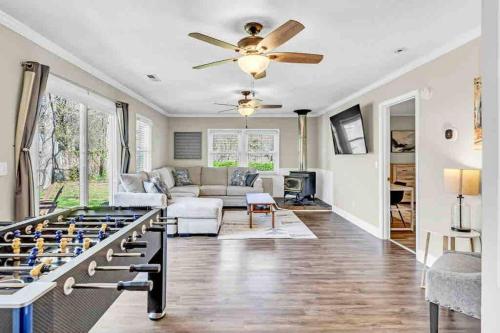 Greensboro Get together K Bed Secret Playroom central location — 4-Star Luxury Hotel in Greensboro, United States