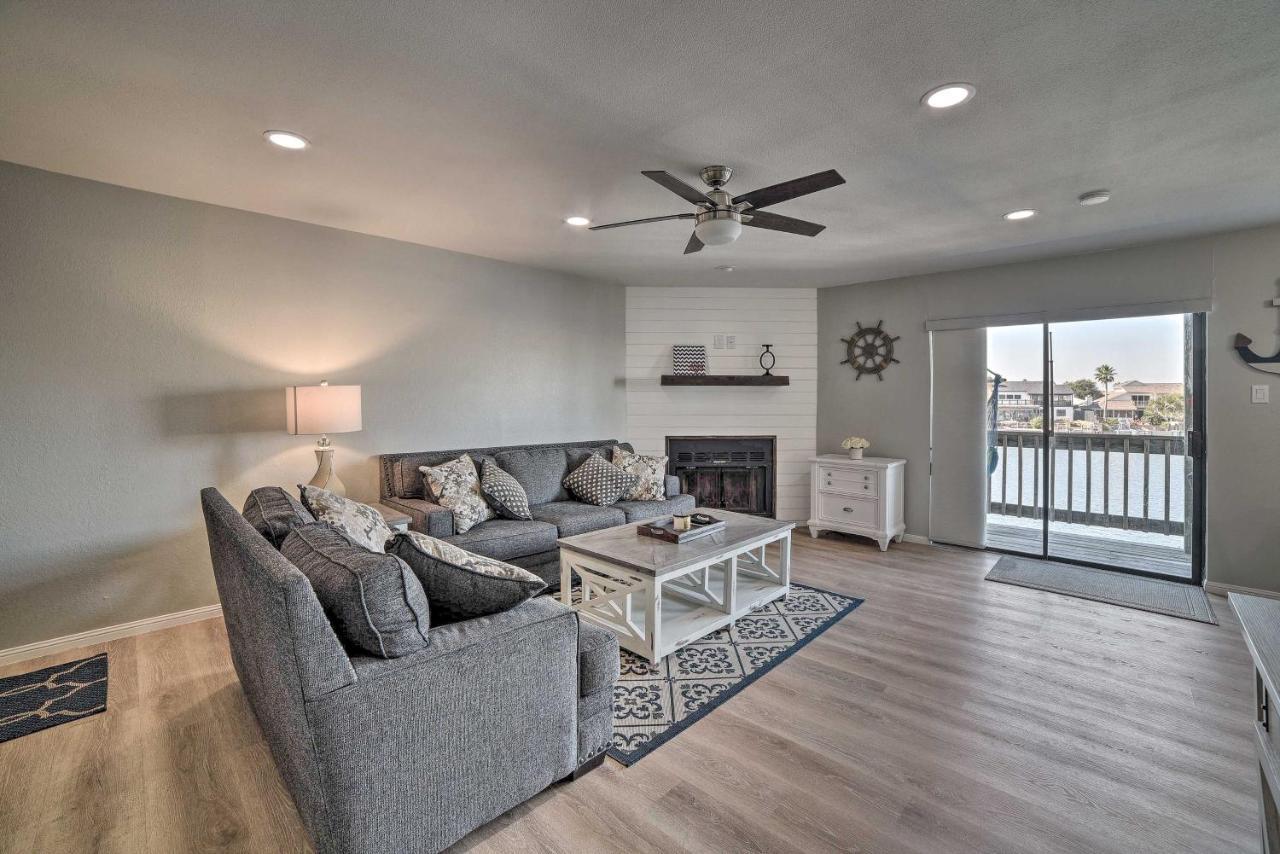 Chic Waterfront Condo with Private Boat Dock — 4-Star Luxury Hotel in Corpus Christi, United States