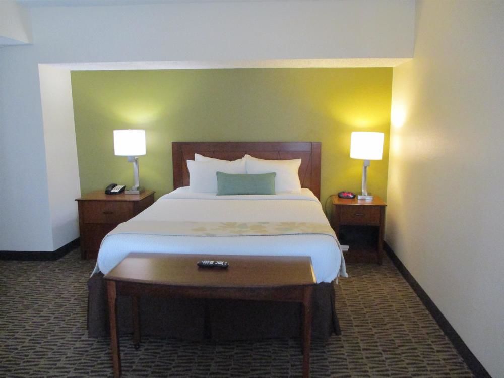 Hawthorn Suites by Wyndham Tyler - photo 25