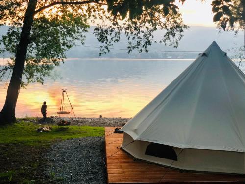 Glampspace Lake View in Miedzybrodzie Bialskie, Poland