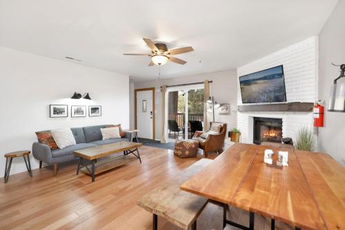 Brownie’s Den Modern Cozy Central Resort Condo in Big Bear Lake, United States