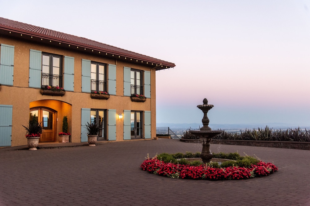 Black Walnut Inn & Vineyard in Dundee, United States