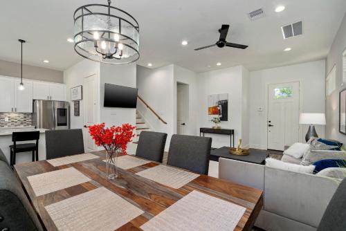 The Oasis Modern 3BR Near Downtown Med Center Stadiums — 4-Star Luxury Hotel in Houston, United States