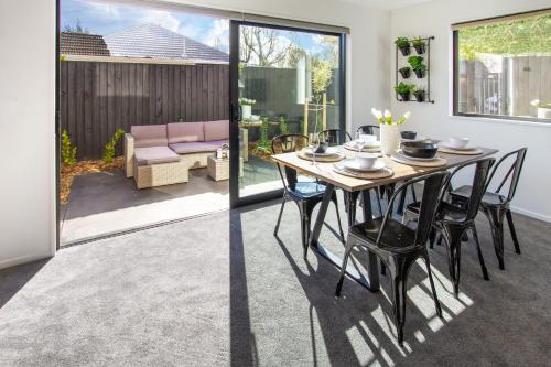 Sunsoaked & Stylish 3 Bed 1.5 Bath Home w Garage — 4-Star Luxury Hotel in Christchurch, New Zealand