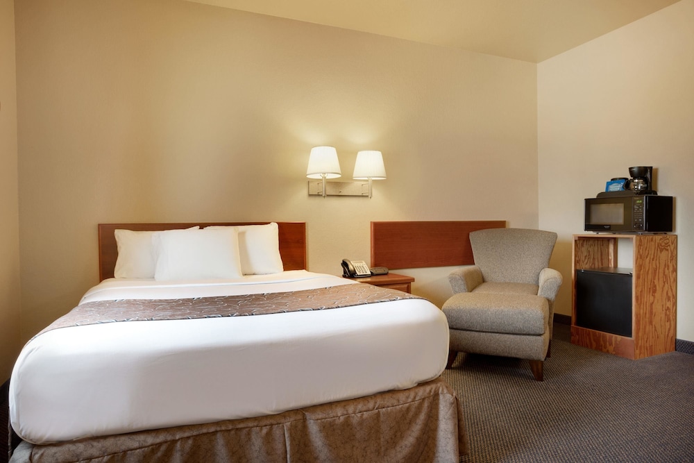 Travelodge by Wyndham Gillette - photo 8