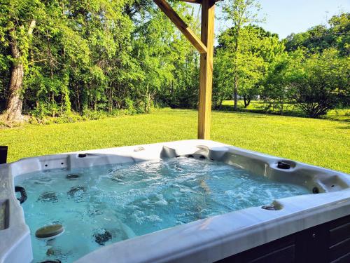 Mountain Stream by RedAwning - carbon neutral hotel in Pigeon Forge