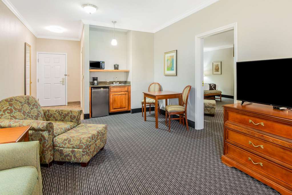 La Quinta Inn & Suites by Wyndham Gainesville - photo 22