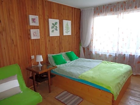 Uroczy Domek Z Ogrodem I Tarasem - carbon neutral hotel in Myslenice
