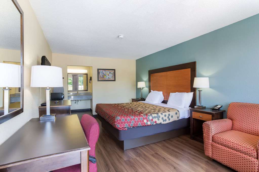Econo Lodge Gallatin Metro Nashville - photo 12
