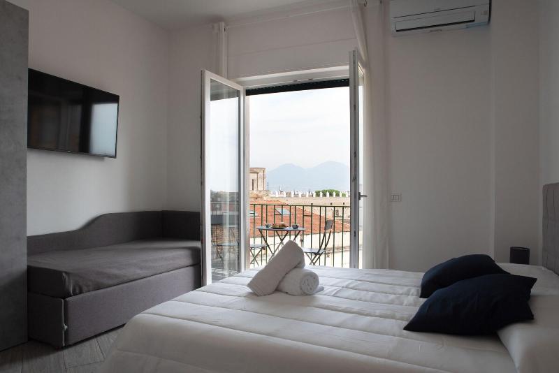 B&B Monteleone 12 — 4-Star Luxury Hotel in Naples, Italy