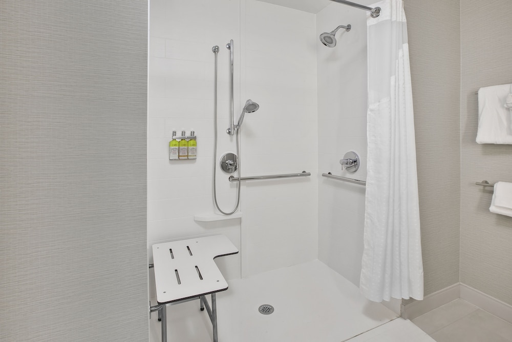 Holiday Inn Express & Suites Okemos University Area by IHG - photo 10