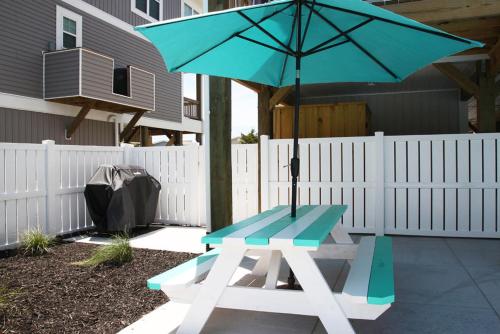 Porpoise Driven Life by Oak Island Accommodations - photo 34