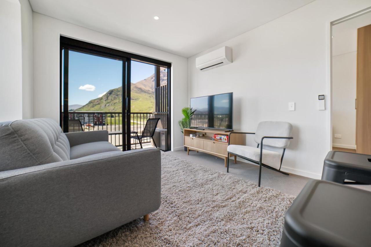 Toru Top Floor Apartment Brand New & Convenient — 4-Star Luxury Hotel in Queenstown, New Zealand