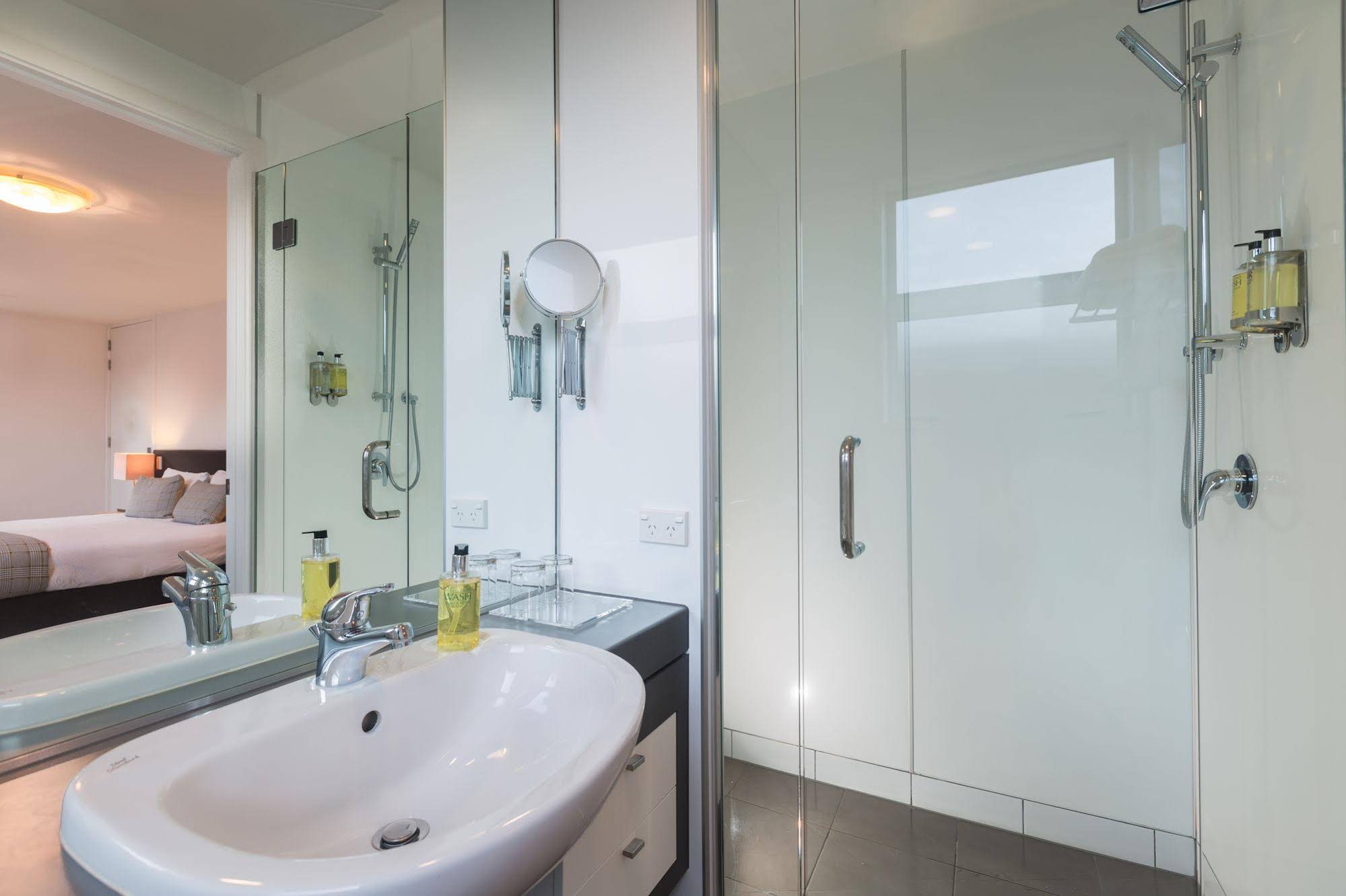 Villa Mantra Free Parking AC Direct Lake Access — 4-Star Luxury Hotel in Queenstown, New Zealand