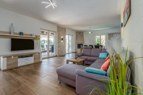 Elegant new villa Laura An with private pool in Porec — 4-Star Luxury Hotel in Kastelir, Croatia