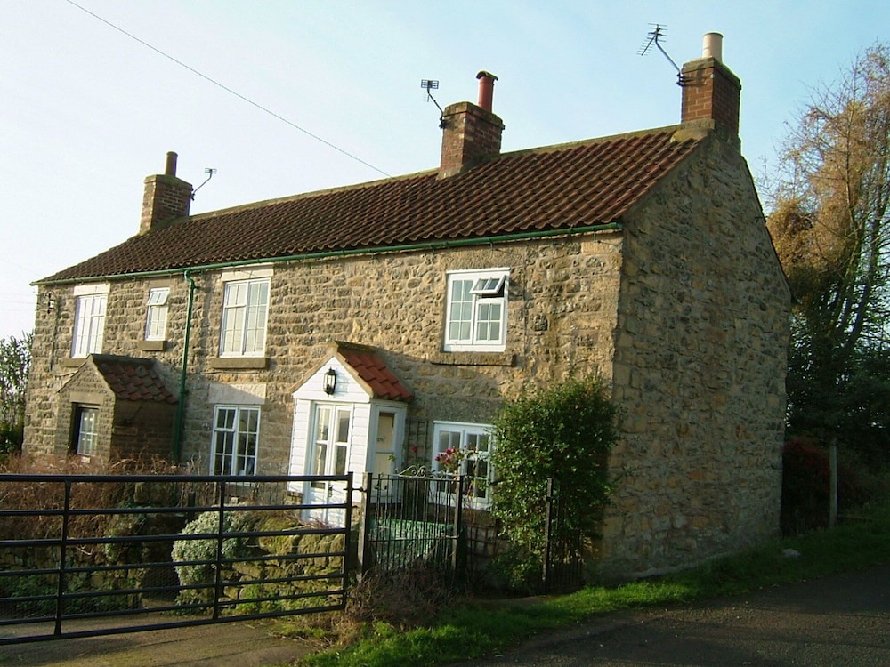 Cottage Sleeps3 fireplace balcony garden mountain
