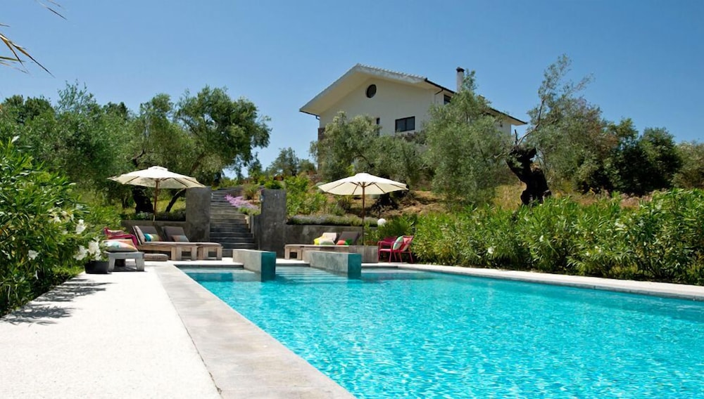 El Toro Blanco Luxury Villa in Andalucia — 4-Star Luxury Hotel in Ronda, Spain