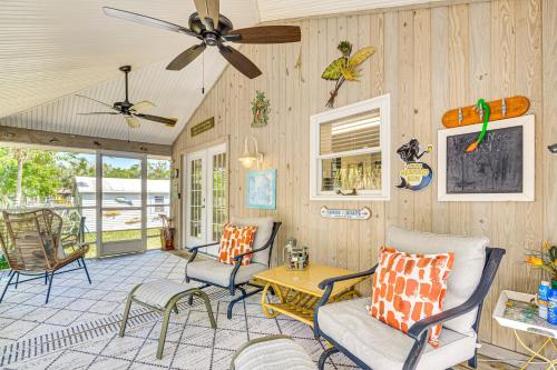 Waterfront Florida Abode w Deck Grill & Fire Pit — hotel in Spring Hill