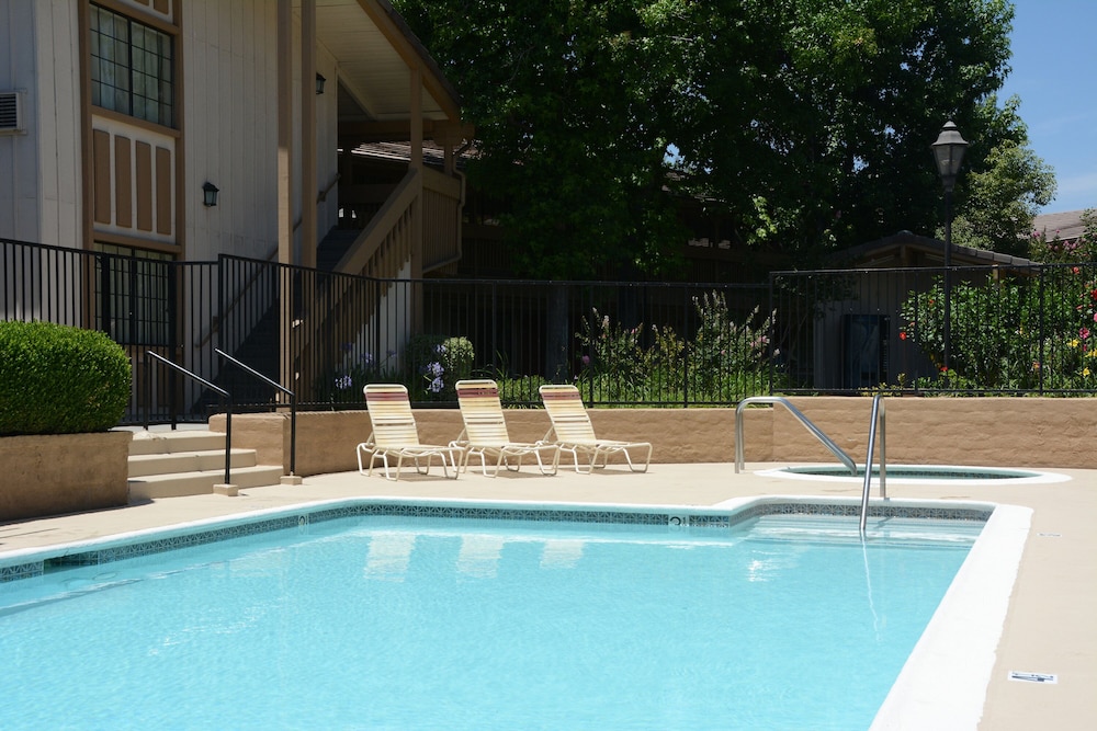 Red Roof Inn San Dimas Fairplex - photo 18