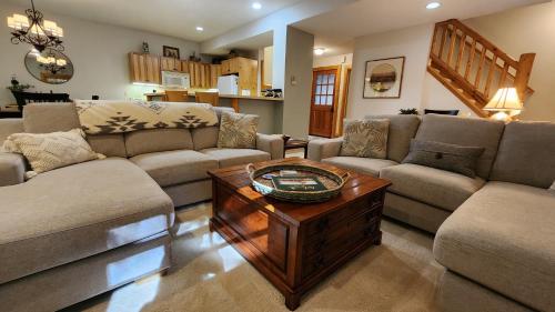 Woods Way Hideaway minutes from Petoskey & Harbor Springs close to beaches skiing & more in Petoskey, United States