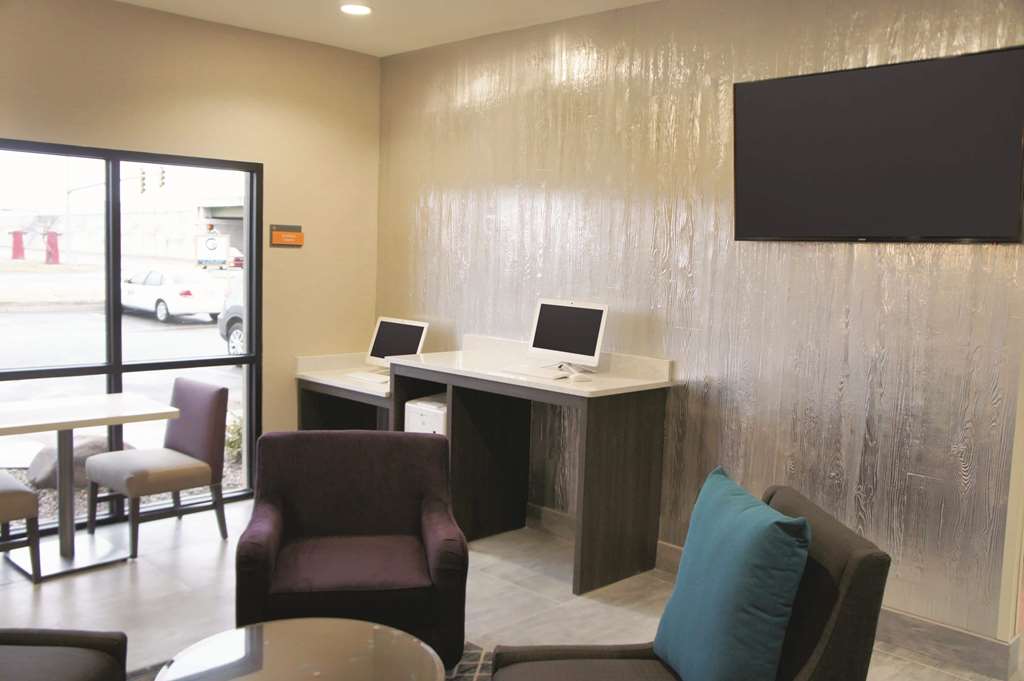 La Quinta Inn & Suites by Wyndham Wichita Airport - photo 21