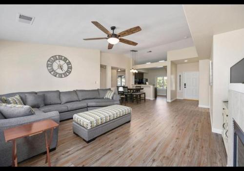 4bdrm 2bath Modern Getaway KING Bed Sleeps 8 — Bakersfield — photo 3