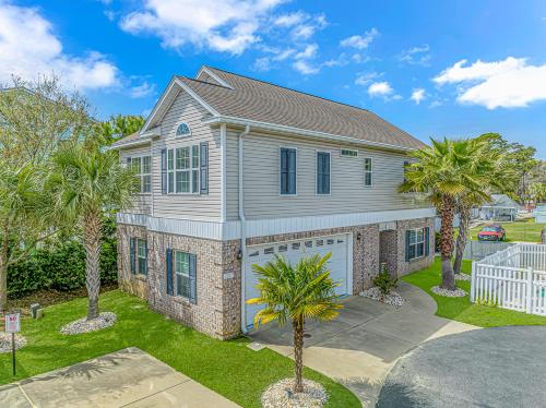 Spacious 4 Bedroom House 2 Blocks From the Ocean 2185 Sanibel Court — 4-Star Luxury Hotel in Myrtle Beach, United States