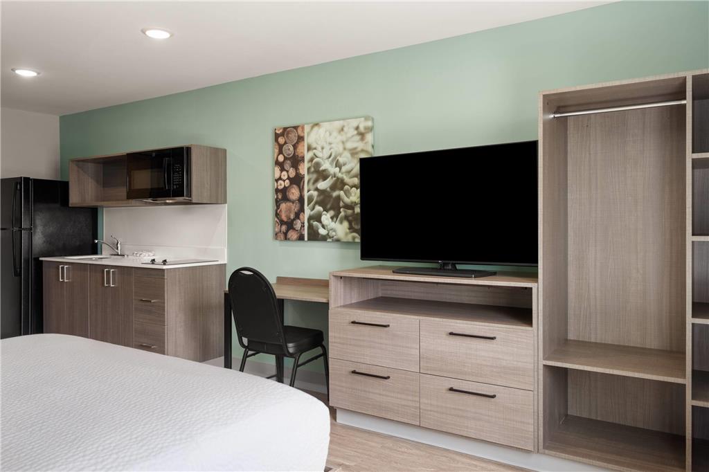 ECHO Suites Extended Stay by Wyndham Indianapolis AmeriPlex - photo 33