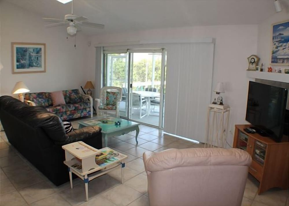 Pet Friendly Oceanfront 3 Bed 2 Bath Ocean Paradise - photo 16