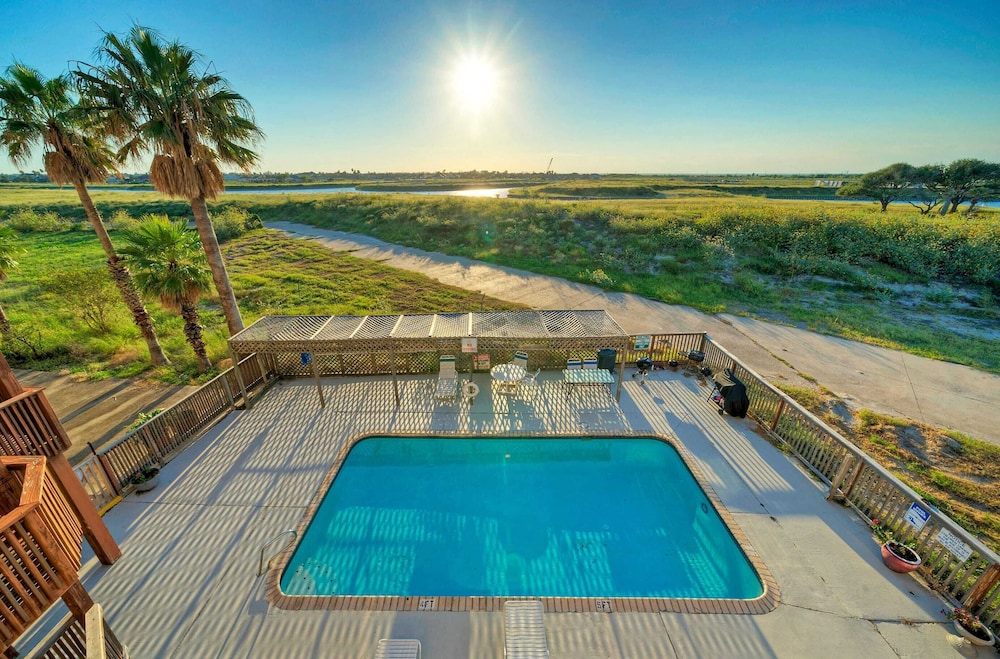 Minutes to the Beach Pool Balcony w Nature Views Compass 17 by Avantstay in Corpus Christi, United States