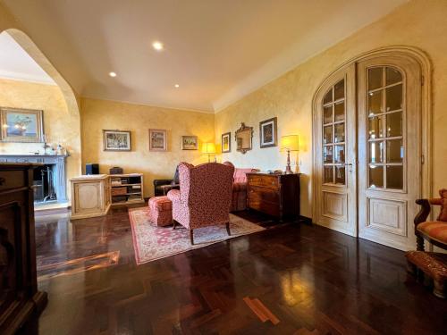Casa al Cerchio Luxury Apartment With View & Free Private Parking — 4-Star Luxury Hotel in San Gimignano, Italy