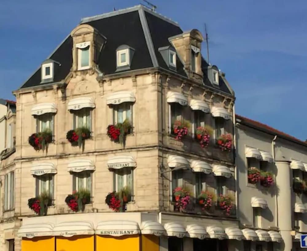 Hôtel Restaurant Des Remparts - carbon neutral hotel in Chaumont