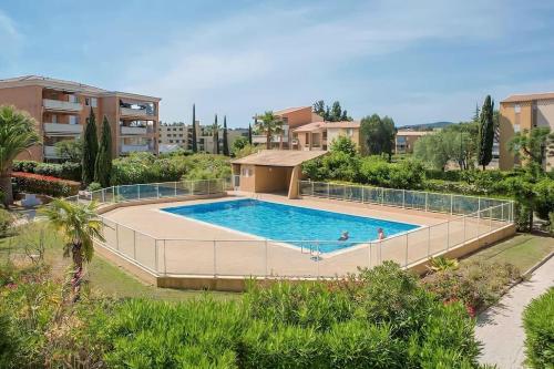 Charmant T2 Piscine Proche Plage in Le Lavandou, France