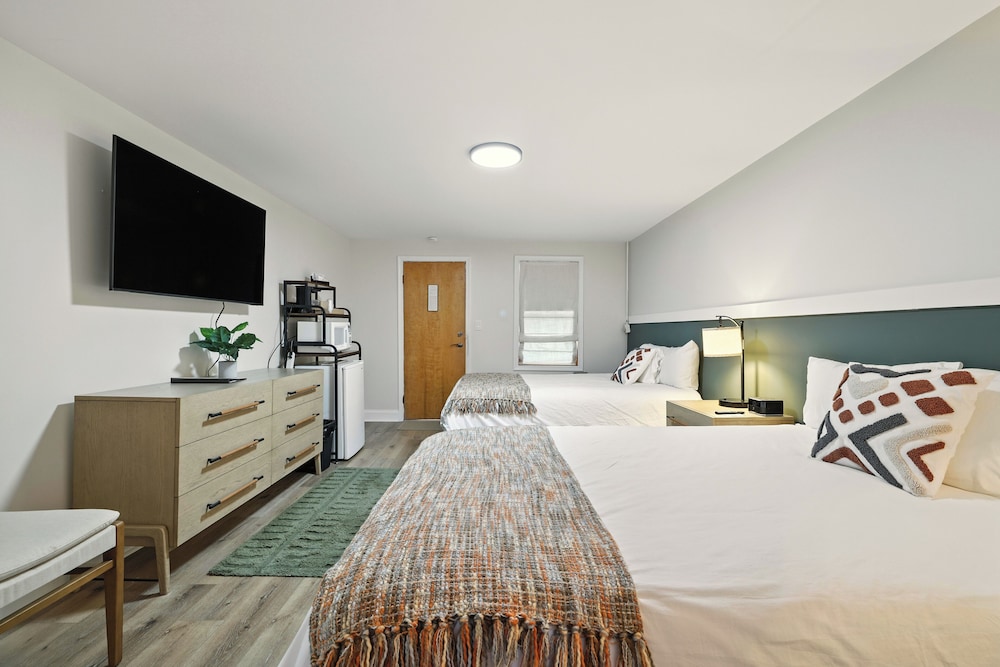 Hillside Motel LLC - photo 93