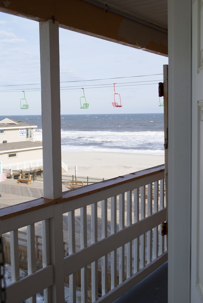 Boardwalk Hotel Charlee & Beach House Rentals - photo 68